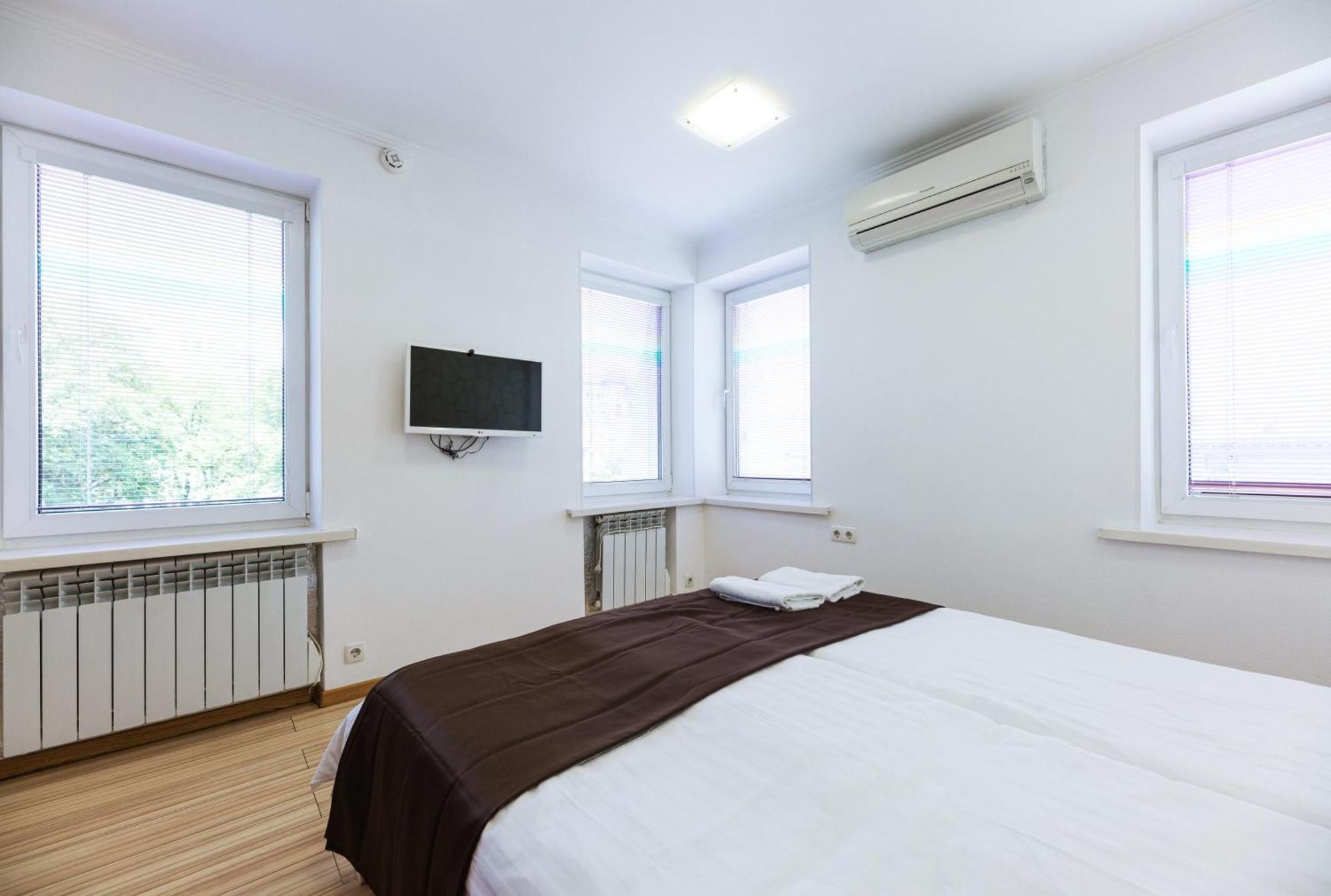 Guest House "Vladimirskaya 42" Kiev Exterior foto